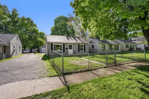 914 Dwight, Kalamazoo, MI 49048 photo 2