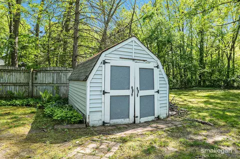 989 Maple, Ada, MI 49301 photo 20