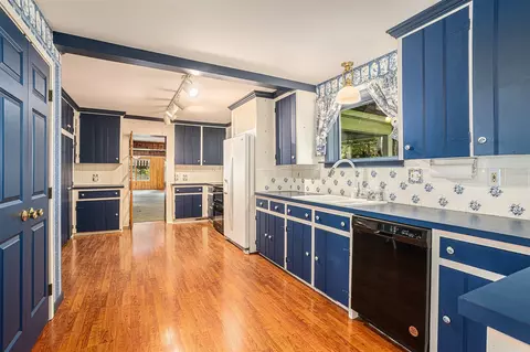 Kitchen - 11368 Baseline, Hickory Corners, MI 49060 photo 2 of 3