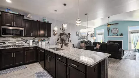 Kitchen - 49151 Diane #136, Macomb, MI 48042 photo 2 of 4