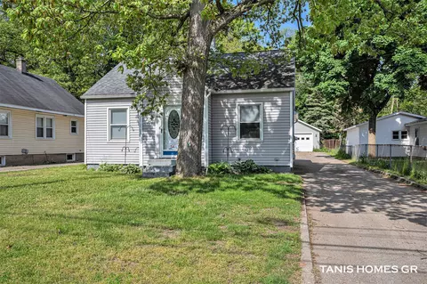 3635 Burlingame, Wyoming, MI 49509