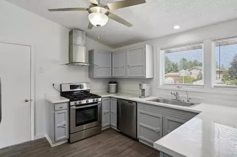 Kitchen - 5871 Squires, Jackson, MI 49201 photo 4 of 7