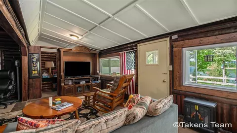 Living - 9945 Toohy, Harrison, MI 48625 photo 3 of 5