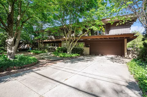 2170 Woodcliff, Grand Rapids, MI 49546