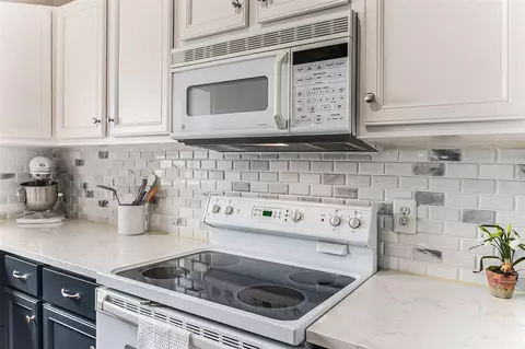 Kitchen - 7579 Radcliffe, Brighton, MI 48114 photo 4 of 6