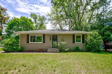858 W 24th, Holland, MI 49423