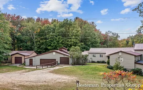 2153 S Evergreen, White Cloud, MI 49349