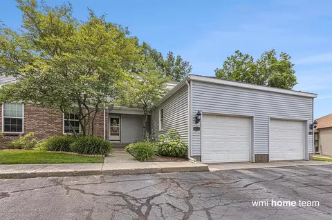 8821 Castle Hl, Rockford, MI 49341