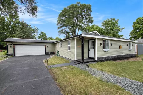 15 Prospect, Hartford, MI 49057