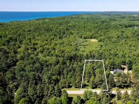 7063 Creekwood, South Haven, MI 49090
