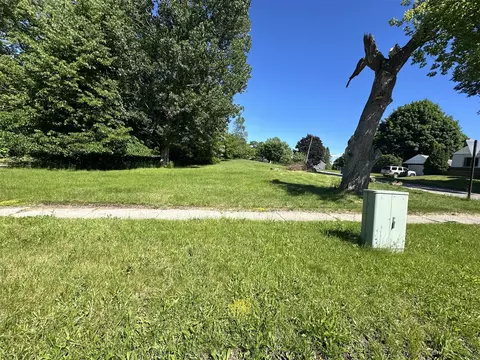 V/l Davis, Manistee, MI 49660 photo 3