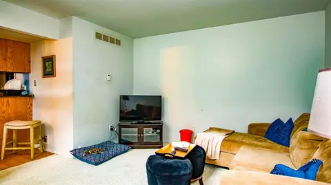 Living - 14175 Jackson, Taylor, MI 48180 photo 4 of 5