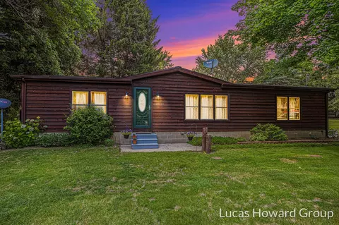 13735 E W, Vicksburg, MI 49097