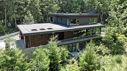 389 Dunegrass Cir, Saugatuck, MI 49453