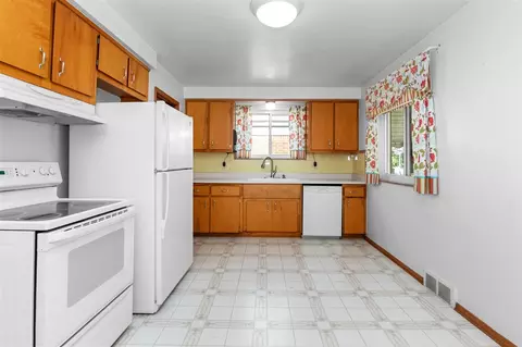 8247 Stanley, Warren, MI 48093 photo 4
