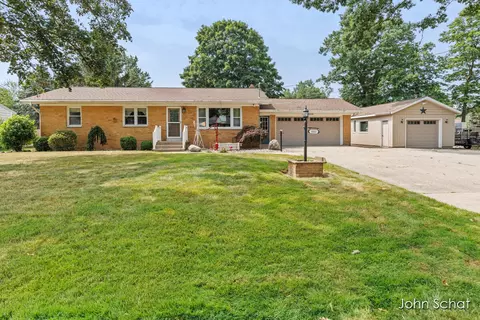 1520 Oakwood, Jenison, MI 49428