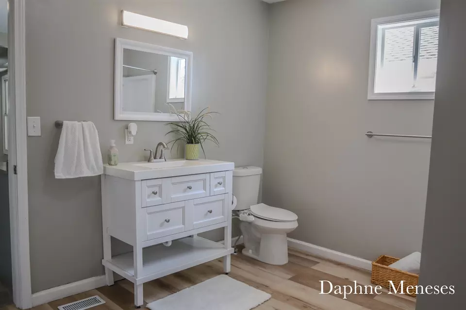 Bath - 409 Washington, Muskegon, MI 49441 photo 2 of 4