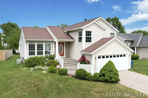 4752 Meadow Lk, Kentwood, MI 49512