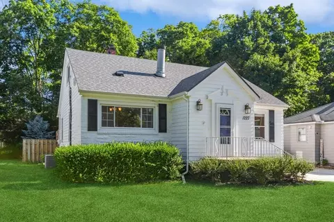 1227 Riverwood, Saint Joseph, MI 49085