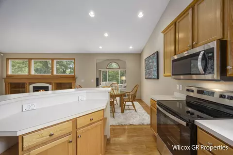 Kitchen - 1274 Dogwood Mdws, Ada, MI 49301 photo 3 of 4