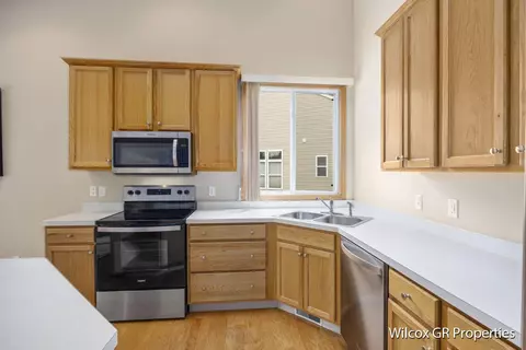 Kitchen - 1274 Dogwood Mdws, Ada, MI 49301 photo 2 of 4