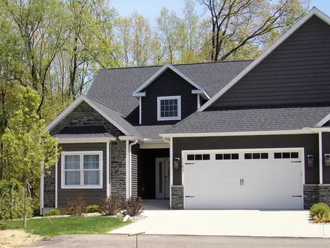 1174 Lochaven #8A, Hillsdale, MI 49242