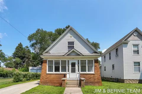 101 E 15th, Holland, MI 49423