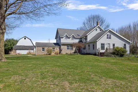 4883 Hipps Holw, Eau Claire, MI 49111