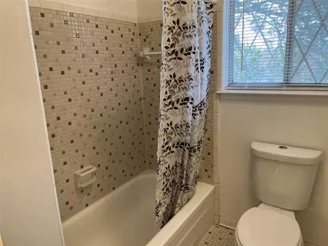 Bath - 29208 Gloede, Warren, MI 48088 photo 3 of 3