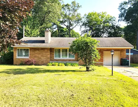 559 Wendover, Norton Shores, MI 49441
