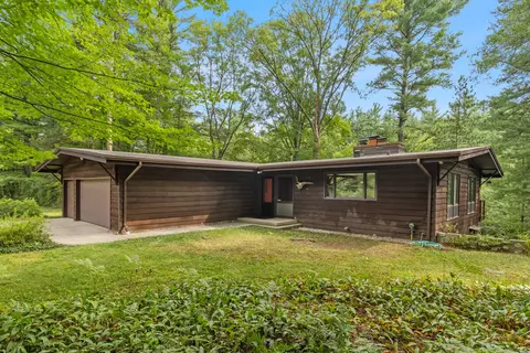 21802 W Lake Montcalm, Howard City, MI 49329