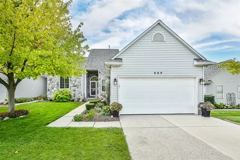 889 Knollwood, South Lyon, MI 48178