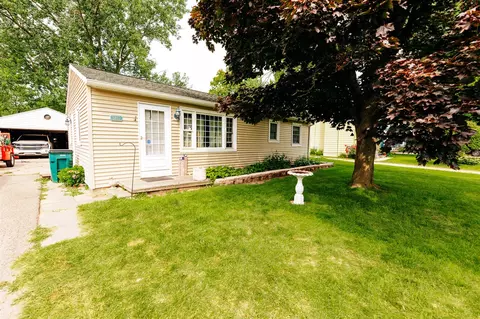 5802 Hilliard, Lansing, MI 48911