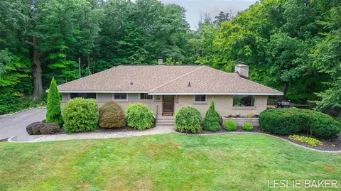 104 Country Clb, Holland, MI 49423