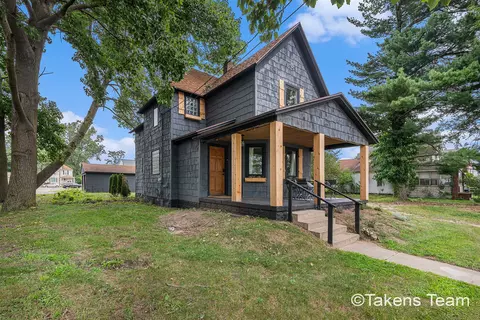 815 Cottage Grv, Grand Rapids, MI 49507