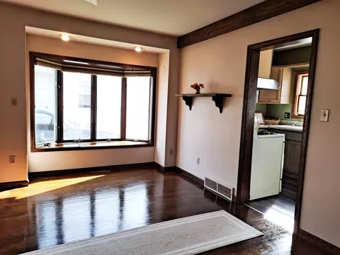 Living - 189 Walcott, Jackson, MI 49203 photo 4 of 4