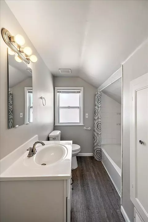 Bath - 18901 Berden, Grosse Pointe, MI 48236 photo 5 of 8