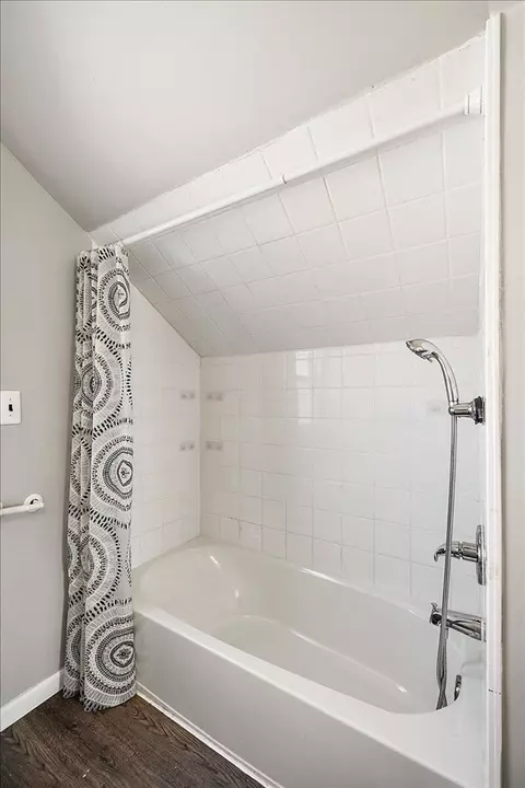 Bath - 18901 Berden, Grosse Pointe, MI 48236 photo 7 of 8