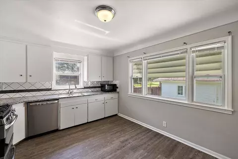 Kitchen - 18901 Berden, Grosse Pointe, MI 48236 photo 2 of 4