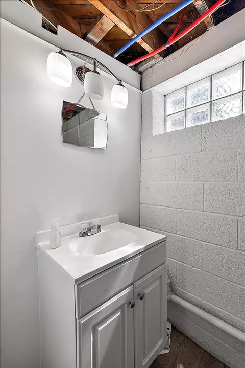 Bath - 18901 Berden, Grosse Pointe, MI 48236 photo 8 of 8