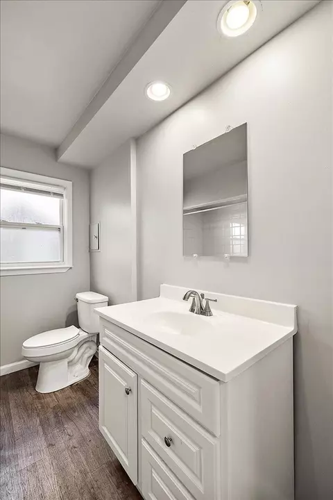 Bath - 18901 Berden, Grosse Pointe, MI 48236 photo 2 of 8