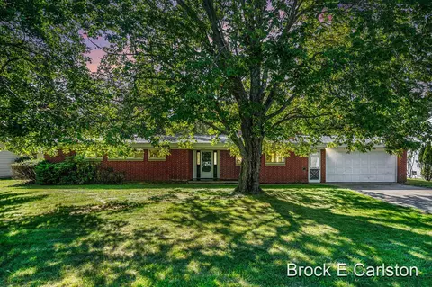 1926 Crestwood, Norton Shores, MI 49441
