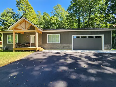 5986 8th, Grandville, MI 49418