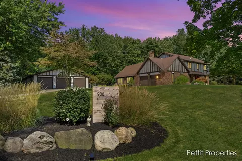 906 N Glenwood, Hastings, MI 49058