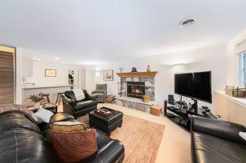 Living - 2127 Lake Wood, Jackson, MI 49203 photo 2 of 6