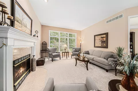 Living - 2127 Lake Wood, Jackson, MI 49203 photo 4 of 6