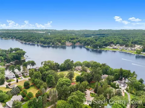 18635 North Fruitport Road, Spring Lake, MI 49456
