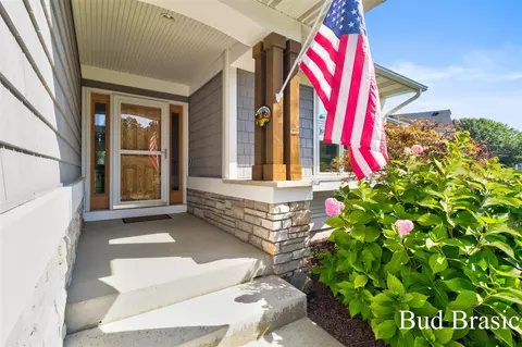 3977 Crystal Waters, Grand Rapids, MI 49525