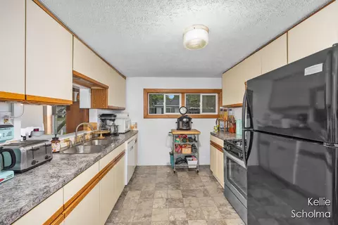 Kitchen - 806 Alderman, Belding, MI 48809 photo 1 of 4