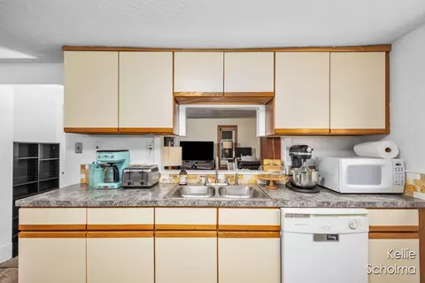 Kitchen - 806 Alderman, Belding, MI 48809 photo 2 of 4